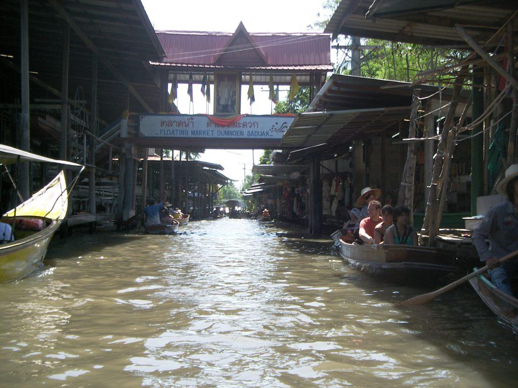 De Floating Market is een unieke bezienswaardigheid in Thailand, gelegen in het stadje Damnoen Saduak.