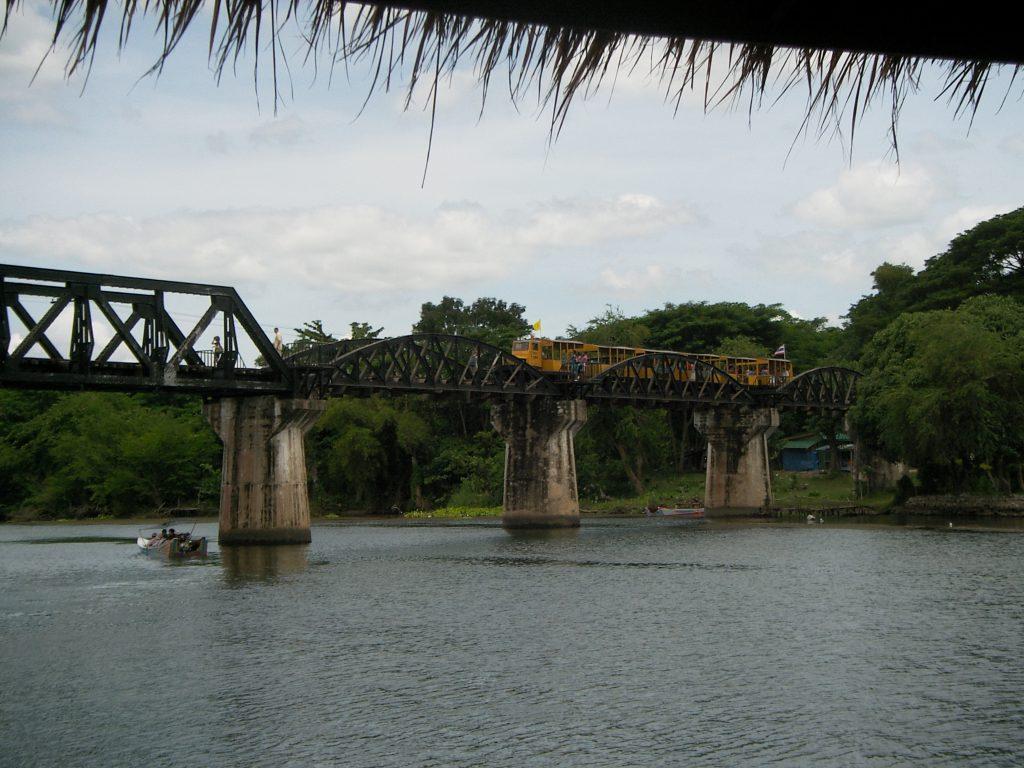 De River Kwai, ook wel bekend als de Kwai Noi River. Deze rivier is vooral bekend vanwege de geschiedenis van de Tweede Wereldoorlog.
