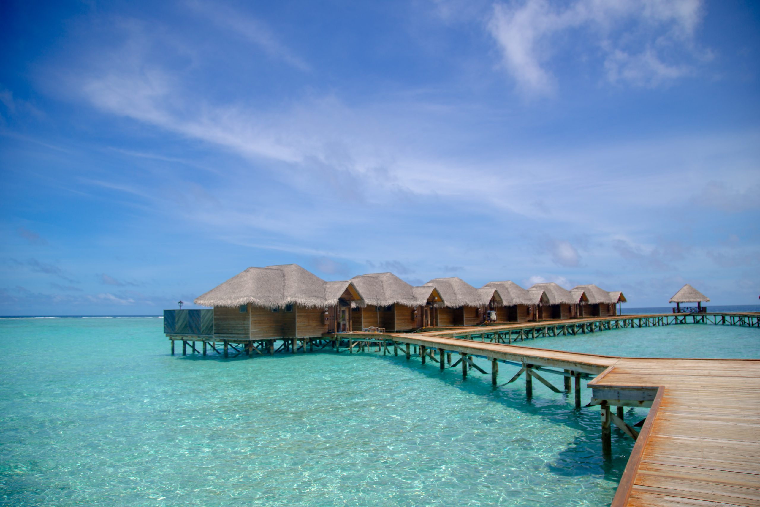 2. Is de Malediven een duur land? De Malediven is over het algemeen duurder dan andere landen in Zuidoost-Azië, maar het is nog steeds mogelijk om hier te reizen met een beperkt budget. Accommodatie en eten zijn de grootste kostenposten, dus als je hierop wilt besparen, kun je kiezen voor een verblijf in een guesthouse in plaats van een luxe resort.